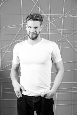 Sakallı, sakalsız, mutlu maço. Sakallı adam beyaz tişört ve kot pantolon içinde gülümsüyor. Sarı saçlı, şık saç kesimli, gülümseyen adam. Kuaförde ya da berber dükkanında saç bakımı. Erkekler güzellik ve moda