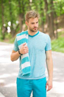 yorgun bir adam. ormandaki eğitimden sonra havlu ile yorgun adam sakin ol. adam parkta çalıştırdıktan sonra yorgun. hasta ve yorgun adam.