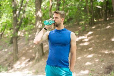 içme suyu. eğitimden sonra adam içme suyu. adam sağlıklı su içme. sporcu susuzluk ve içme suyu vardır. canlandırıcı ve yararlı.