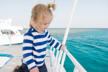 Aile gezisi tatil. Çocuk çocuk yürümeye başlayan çocuk seyahat eden deniz gezisi. Çizgili gömlekli çocuk genç denizci gibi görünüyor. Çocuk Yolcu gemisi tatil keyfini çıkarın. Ailecek tatile cruise gemi herşey dahil Tur