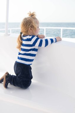 Çocuk Yolcu gemisi tatil keyfini çıkarın. Bütün aile tatil keyfini çıkarın. Aile tatil cruise gemi herşey dahil tur. Çocuk çocuk yürümeye başlayan çocuk seyahat eden deniz gezisi. Çizgili gömlekli çocuk genç denizci gibi görünüyor