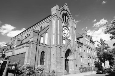 Berlin, Almanya - 31 Mayıs 2017: kilise mavi gökyüzü kırmızı tuğla cephe bina. Kilise ev güneşli açık. Dini faaliyetler ve ibadet hizmetlerini. Mimari veya tasarım ve stil