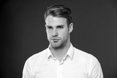 Yakışıklı tarzı. Adam ciddi bir yüz yakışıklı koyu arka plan kıl. Adam sakal tıraşsız adam yakışıklı görünüyor emin. Onun tarzı kendine güvenen. Adam görünümü hakkında kendinden emin umurunda sakallı