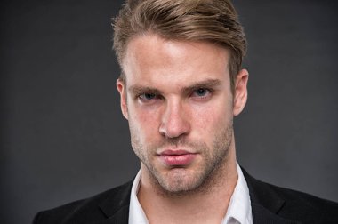 adam. ciddi bir yüz ile iş adamı. iş adamı gibi kendinden emin görünüyor. iş adam portresi. güven ve karizma.