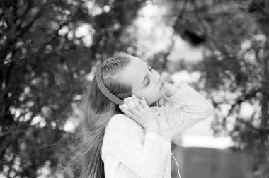 Yaz Park müzik dinle küçük kız. Melodi ses ve mp3. Çocuk müzik kulaklık açık keyfini çıkarın. Moda çocuk ve modern teknoloji. Yaz tatili ve eğlenceli