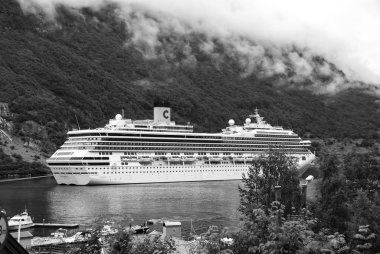 Geiranger, Norveç - 25 Ocak 2010: cruise gemi Norveç Fiyordu içinde. Seyahat hedef, turizm. Macera, keşif, yolculuk. Yolcu gemisi limanda demirledi. Tatil, gezi, Yolculuk tutkusu.