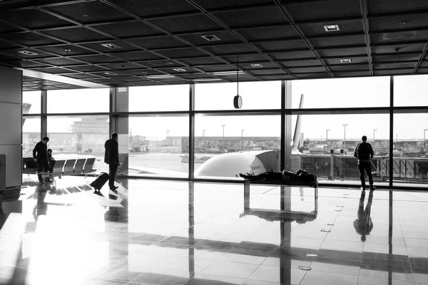 Tourist passengers with suitcase, luggage in lounge hall. People wait for for flight in airport at big window glass. Wanderlust, vacation, travel. — Stock Photo, Image