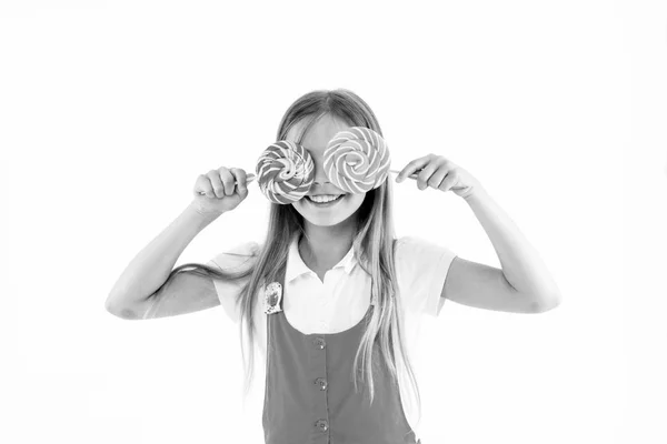 Divirtiéndose con dulces. Niño feliz con piruletas. Pequeño niño sonríe con caramelos en palos aislados en blanco. Chica sonriendo con caramelos de remolino. Comida y postre. Dieta y dieta — Foto de Stock