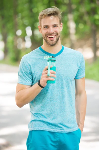 Estilo de vida saludable. estilo de vida saludable de deportista feliz. hombre atlético con agua saludable mantener el estilo de vida deporte. estilo de vida saludable del hombre musculoso. salud. —  Fotos de Stock