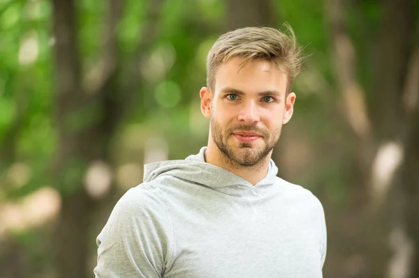 Desporto. conceito de moda esporte. desporto para homens de verdade. homem fazer esporte na floresta . — Fotografia de Stock