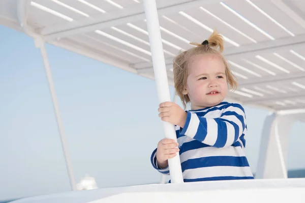 Cruzeiro com crianças. Criança sorridente rosto listrado camisa parece marinheiro. Criança criança viajando cruzeiro marítimo. Férias em família no navio de cruzeiro all inclusive tour. Criança desfrutar de férias em navio de cruzeiro — Fotografia de Stock