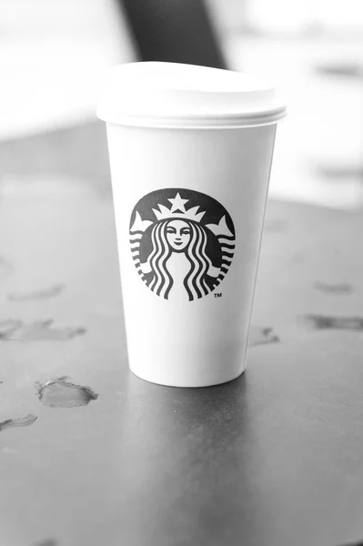 德国汉堡-9月 7.2017: 星巴克咖啡店里一杯高高的星巴克咖啡。星巴克是世界上最大的咖啡馆, 在61个国家拥有超过2万家门店。. — 图库照片