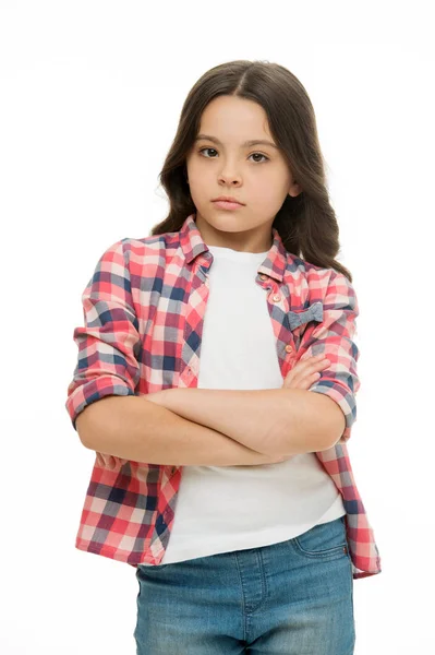 Menina manter os braços cruzados isolado no branco. Criança com rosto bonito e cabelo morena. Olhar casual e moda. Salão de beleza. Moda é um estilo de vida — Fotografia de Stock