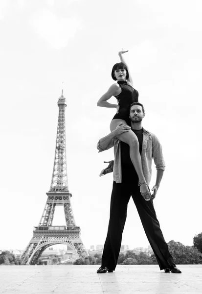 Χορευτικό ζευγάρι μπροστά από τον πύργο του Άιφελ στο Παρίσι, Γαλλία. beatuiful αίθουσα χορού ζευγάρι στο χορό θέτουν κοντά Eifel πύργο. ρομαντική ταξιδιωτική έννοια — Φωτογραφία Αρχείου