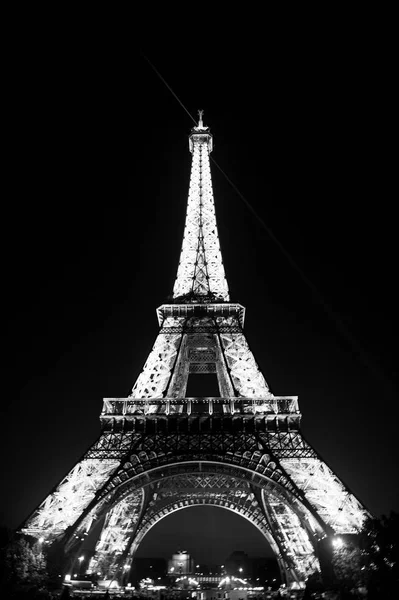 Paris, france-juni, 2016: eiffelturm mit beleuchtung in der nacht in paris, france. Romantischer Reisehintergrund. Eiffelturm ist traditionelles Symbol von Paris und Liebe. — Stockfoto