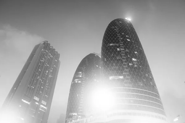 Dubai, Verenigde Arabische Emiraten - 23 December 2017: wolkenkrabber gebouwen met verlichting op blauwe hemel. Het platform of structuur en het ontwerp. Commercieel vastgoed of real estate. Succes en toekomst concept — Stockfoto