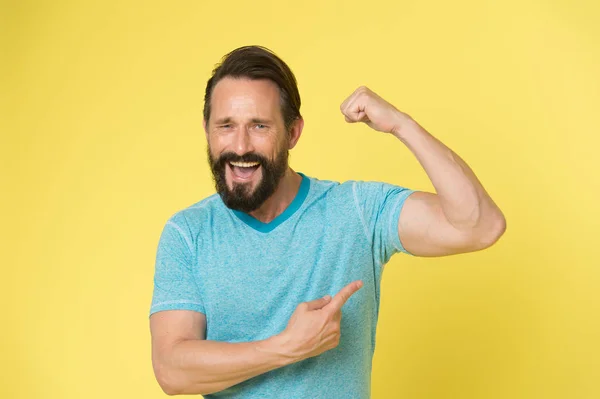 Resultado de fitness. hombre muestran en el músculo como resultado después del entrenamiento de fitness. resultado de la aptitud del hombre feliz. Hombre señalando bíceps mostrando resultado de fitness. resultados de entrenamiento. —  Fotos de Stock