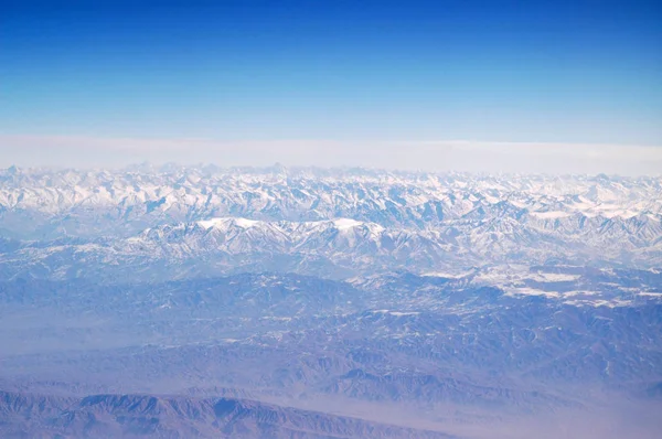 Planeta Tierra en el cielo azul, vista aérea. Paisaje de montaña. Viajar alrededor del mundo. Protección del medio ambiente y ecología. Salva la tierra —  Fotos de Stock
