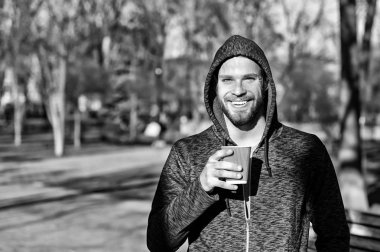 Kahve ya da çay ruh hali. Hood mutlu maço güneşli parkta tek kullanımlık kahve fincanı tutun. Sakallı adam gülümseme ile temiz hava paket servisi olan restoran içki. İçecek ve gıda açık. Kahvaltı, sabah çay vintage