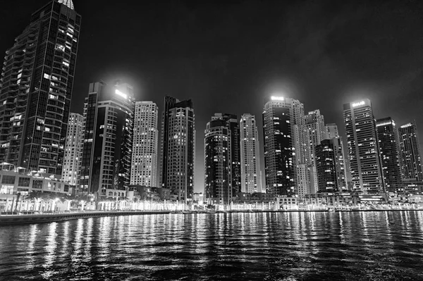 Dubai, Verenigde Arabische Emiraten - 26 December 2017: cityscape Dubai Marina district 's nachts. Gebouwen met lichten reflectie in water. Het platform of structuur en het ontwerp. Reizen en vakantie — Stockfoto