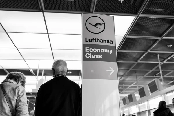 Frankfurt am Main, Alemania - 11 de octubre de 2015: Lufthansa Airlines logo icon, economy class and direction pointer sign. Información del aeropuerto, guía de viaje. Vacaciones o viaje de negocios. Viajar por aire — Foto de Stock