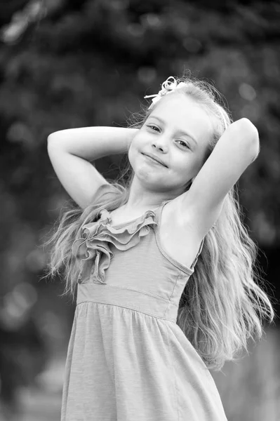 Sonrisa infantil con pelo largo y rubio, peinado — Foto de Stock