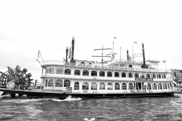 Oude schip drijven op water in de haven van de stad, hamburg, Duitsland — Stockfoto