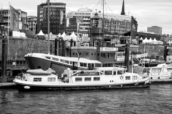 Barcos en el muelle del río Elba en Hamburgo, Alemania — Foto de Stock