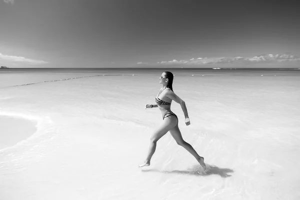 Donna in bikini correre sulla spiaggia in antigua — Foto Stock