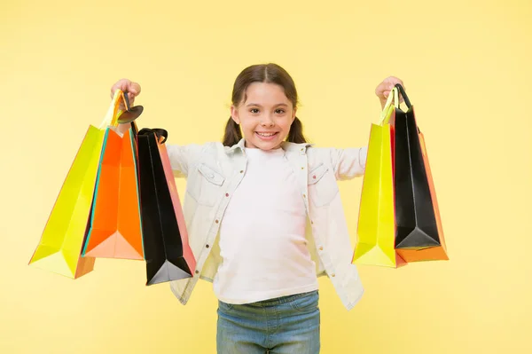 Shopaholic. kleiner Shopaholic mit vielen Einkaufstüten. kleines Mädchen shopaholic am Black Friday Verkauf. Shopaholic — Stockfoto
