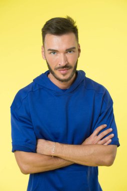 Güzel sakal. Adamın şık bir sakalı var. Berber dükkanından sonra erkek için şık bir sakal. Şık sakallı yakışıklı adam. Kendi tarzında mükemmel.