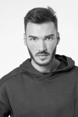 Saç kavramı. Sakal ve saç kesimi saç salonu olan adam. Şık saçlı sakallı adam. Yetenek saç, siyah ve beyaz için