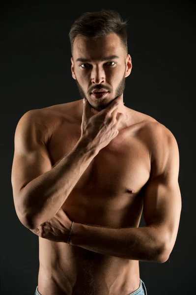 Concepto de aseo. Deportista tocar la barba en la cara sin afeitar, aseo. Peluquería y peluquería. Es hora de prepararse. —  Fotos de Stock