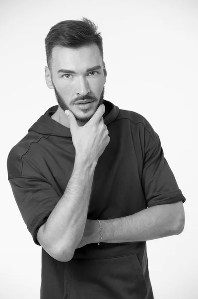 Regarde le concept. Le jeune homme touche la barbe avec un regard sérieux. Rendre la barbe élégante. Utilisé pour paraître parfait, noir et blanc — Photo