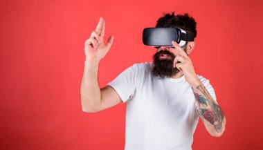 Vr sakallı adam çekim, kırmızı arka plan gözlük. Sanal atış poligonu kavramı. Adam kafa monte görüntü çekimi topu bulunan sanal gerçeklik ile. Hipster meşgul yüz oynamak sanal gerçeklik
