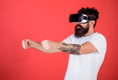 Sanal yarış kavramı. Vr sakallı sürüş araba, kırmızı arka plan gözlük. Hippi araba sanal gerçeklik yüksek hızda sürüş konsantre yüzünde. Adam oyun Vr içinde yarış oyunu