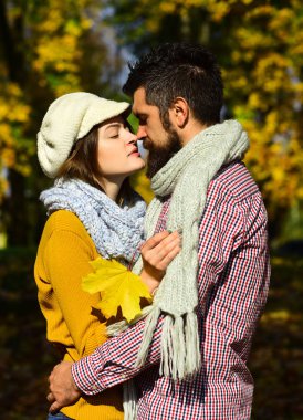 Kız ve sakallı adam ya da randevu öpücüğü mutlu lovers