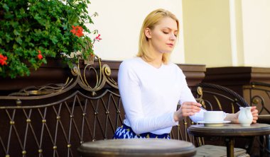 Harika bir gün başlangıç. Kadın sakin yüz zarif açık havada kahve Cafe teras vardır. Kız içki kahve her sabah geleneği olarak aynı yerde. İyi kahve sabah fincan bana enerji giderleri sağlar