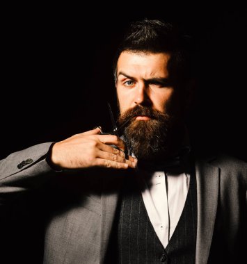 Maço takım elbiseli, sakallı ve bıyıklı..