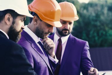 Sakallı ve düşünceli liderler planı tartışıyor..