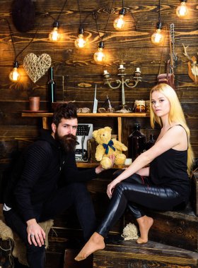 Kız arkadaşı, genç çiftin aşk holding dolma oyuncak, küçük hediye fikirleri, infantilism ilişkilerinde, romantik sürpriz oyuncak ayı veren erkek arkadaşı. Yıldönümü kavramı