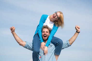 Çift mutlu Tarih birlikte eğleniyor. Aşık tarih ve ücretsiz duygu zevk. Özgürlük kavramı. Adam kız arkadaşı omuzlarında, gökyüzü arka plan taşır. Aşık çift duygu özgürlük açık güneşli günün tadını çıkarın.