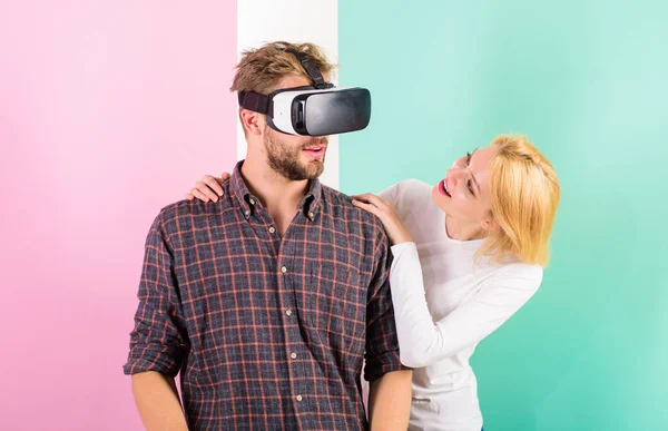 Hombre gafas VR disfrutar de videojuegos. Chica feliz de que le guste su regalo. Ideas de regalos para hombres. Hazlo feliz regálale gafas de realidad virtual y deja jugar juegos todo el día. El mejor regalo de todos. El hombre disfruta de la realidad virtual — Foto de Stock