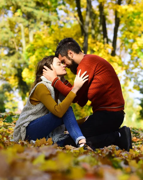 Concept jeune famille et automne. Homme et femme — Photo