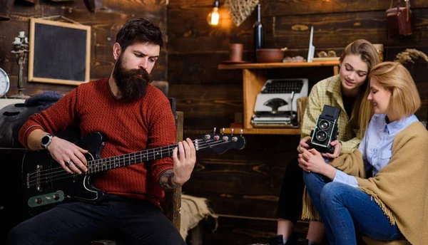 Adam gitar çalmak rüya gibi bakışla sakallı. Müzik, huzur kavramı üzerinde meditasyon hipster sakallı adam. Müzisyen kadınlar güzel tunes ile büyüleyici. Performans retro kamera kaydı kızlar — Stok fotoğraf