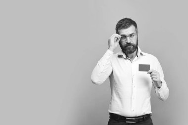 Acımak yüz üzerinde mavi arka plan izole gözlüklü adamla