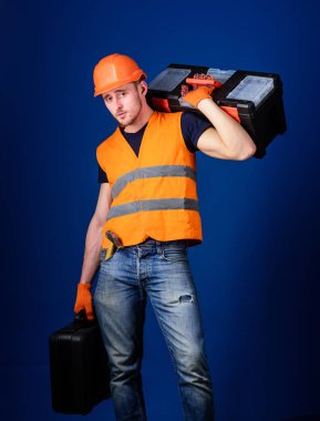 İşçi, repairer, tamirci, Oluşturucu üzerinde sakin yüz taşıyan araç omuz, çalışmaya hazır. Onarım hizmet anlayışı. Araç kutusu ve araç, mavi arka plan ile bavul kask, kask içinde adam tutar