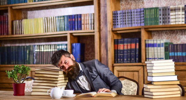 Uomo maturo ha la faccia stanca e sembra oberato di lavoro . — Foto Stock