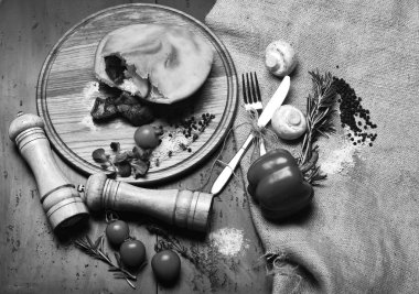 Kapalı pizza, et dolgulu, gri arka plan. Kırsal mutfak.