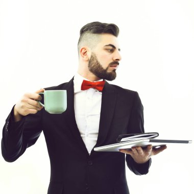 Bıyıklı sakallı işadamı sıcak içecek fincan tutar